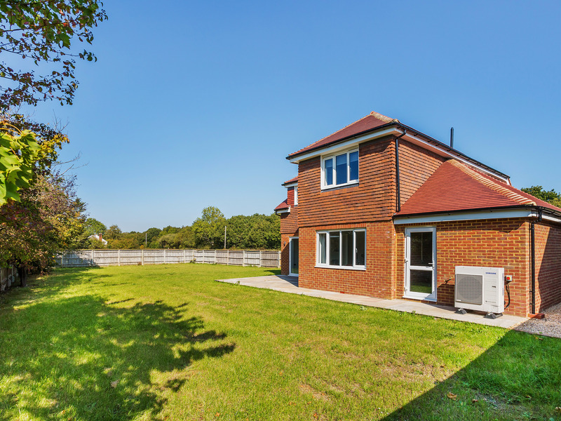 4 Bed House Detached For Sale in Lingfield